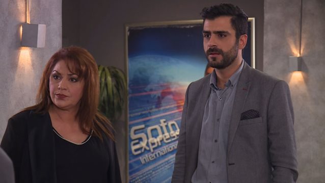 Έλα στη Θέση μου: Νέες εξελίξεις: Η Μένη ψάχνει τρόπο να δεσμεύσει τον Αχιλλέα ακόμα κι αν του παραχωρήσει την εταιρία!