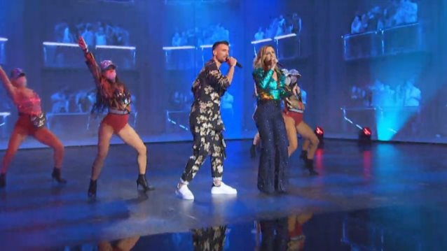 J2US | Η Γιώτα Γρίβα και ο Δημοσθένης Τζουμάνης σε μια ανατρεπτική εμφάνιση