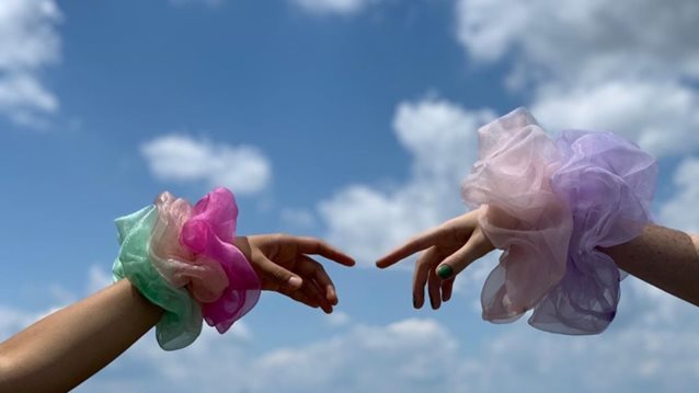 Scrunchies: Είναι η νέα μας εμμονή στο Instagram
