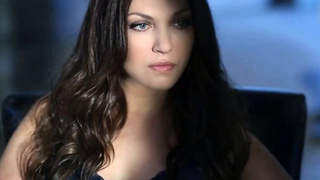 Καίτη Γαρμπή: Η ανατρεπτική αφίσα για τις εμφανίσεις της με τη Στέλλα Καλλή στο «Φως»