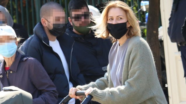 Περίπατος για δυο για την Τζένη Μπαλατσινού και τον γιο της