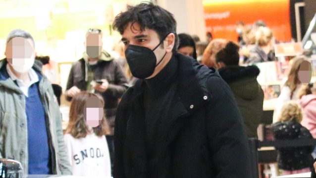 Ο Χριστόφορος Παπακαλιάτης σε καθημερινά στιγμιότυπα με τη μητέρα του