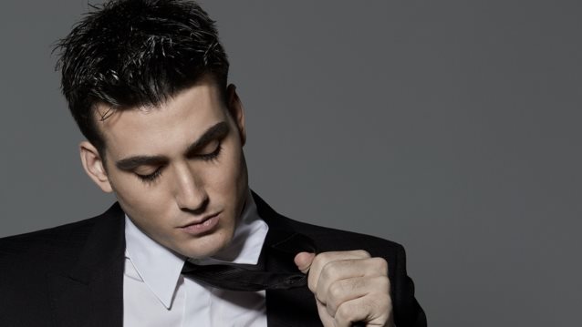 Ο Γιώργος Κακοσαίος τραγουδά "Τέτοια Ώρα, Τέτοια Λόγια" και μας ξεσηκώνει