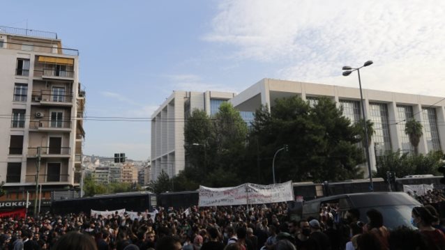 Δίκη Χρυσής Αυγής: Λαοθάλασσα έξω από το Εφετείο: Χιλιάδες διαδηλωτές φωνάζουν "Δεν είναι αθώοι"