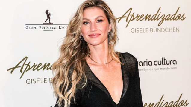 Η Gisele πιο σέξι από ποτέ στην αμμουδιά με μαγιό