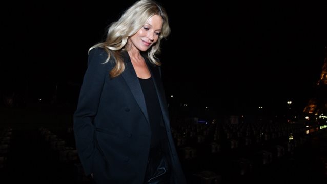 Kate Moss: Φόρεσε το πανωφόρι της σεζόν που θα βρεις σε Zara, Mango και Η&amp;Μ
