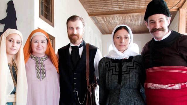 &quot;Ποίος ήτον ο φονεύς του αδελφού μου&quot; | Όλα για την πρεμιέρα της νέας μίνι σειράς του Μανούσου Μανουσάκη