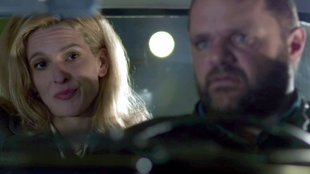 Η παραλία | Η Νικολίνα προσπαθεί να βγάλει από τη μέση τον Νικήτα