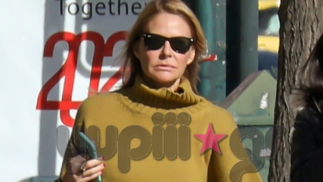 Τζένη Μπαλατσινού: Αγκαλιά με τον γιο της, δίπλα στο χριστουγεννιάτικο δέντρο
