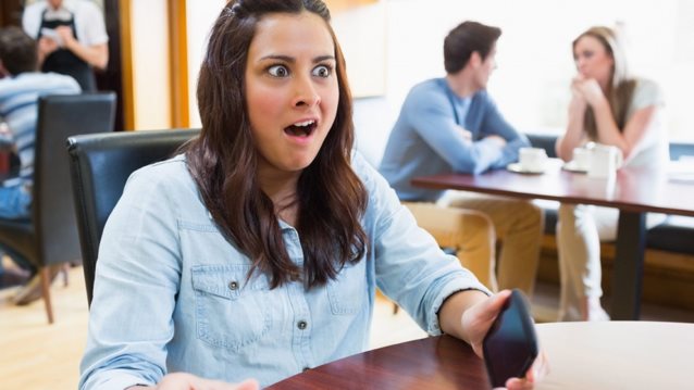 Τι να κάνεις όταν σε αντιπαθούν οι φίλες της
: Όταν το crew της σου γίνεται εμπόδιο.
