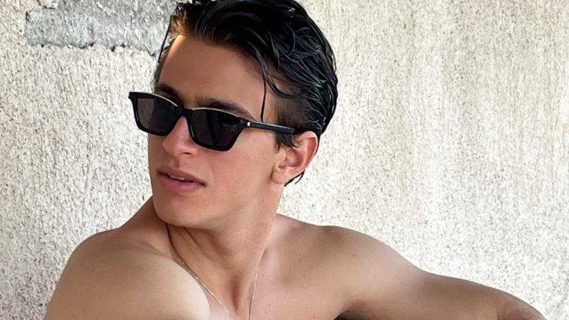 Eye Candy | Ο ζεν πρεμιέ του "Κάνε ότι κοιμάσαι" Νικόλας Χαλκιαδάκης μόνο με το μαγιό του