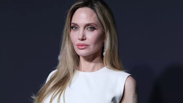 Angelina Jolie | Στο earthy μακιγιάζ της στις Κάννες έκλεψαν την παράσταση τα rosy χείλη