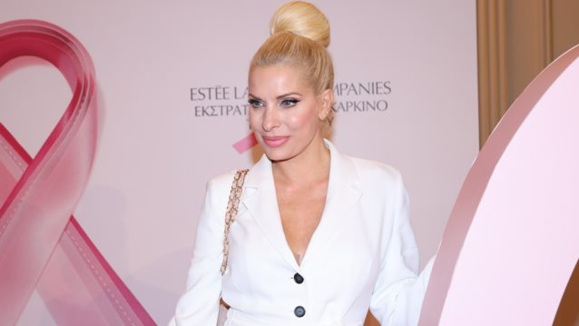 Η Ελένη Μενεγάκη πιο κομψή από ποτέ | Το λευκό κοστούμι που επέλεξε στη ροζ φωταγώγηση του Εθνικού Θεάτρου