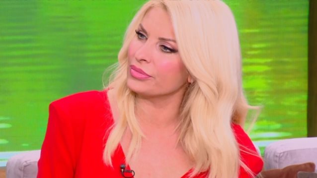 Ελένη Μενεγάκη: &quot;Μου βγαίνουν κάτι νεαροί στο instagram που μπορεί να μη φοράνε και τίποτα από πάνω&quot;