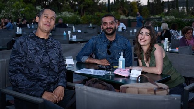 Ο Σωτήρης Κοντιζάς νανουρίζει τον γιο του Λεωνίδα Κουτσόπουλου με τον πιο επικό τρόπο