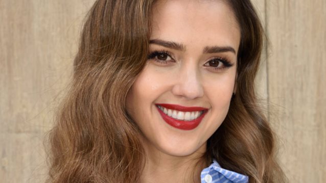 Jessica Alba: Γέννησε την πρωτοχρονιά και το ανακοίνωσε με τον πιο γλυκό τρόπο!