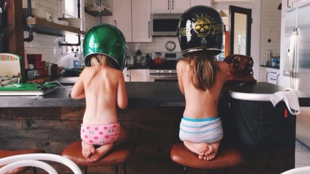 MamaPost by The Mamagers
: «Κλειστά σχολεία – Ξυπνάω πια στις 10 – κι εδώ τελειώνουν τα καλά νέα»