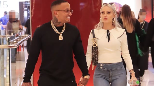 Ο Light σε καθημερινά στιγμιότυπα με τη σύντροφό του