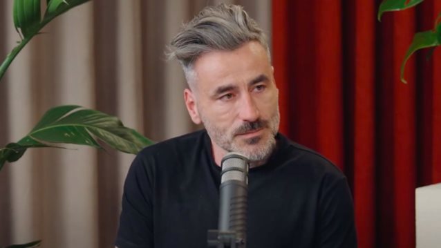 Γιώργος Μαυρίδης: &quot;Ήμουν κλειδωμένος σε ένα δωμάτιο με την αδελφή μου και ο πατέρας μου προσπαθούσε να αυτοκτονήσει με χάπια&quot;