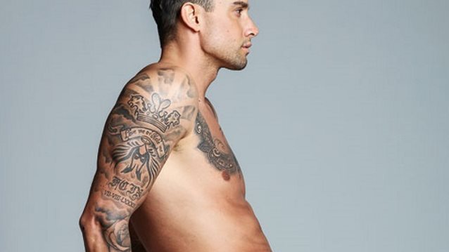 Γιώργος Καβακάκης: Ο άντρας του πολυσυζητημένου σποτ με την Άντζελα Δημητρίου ποζάρει ολόγυμνος!