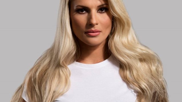 Όλγα Πηλιάκη: Ποζάρει γυμνή στην μπανιέρα μαζί με την κόρη της