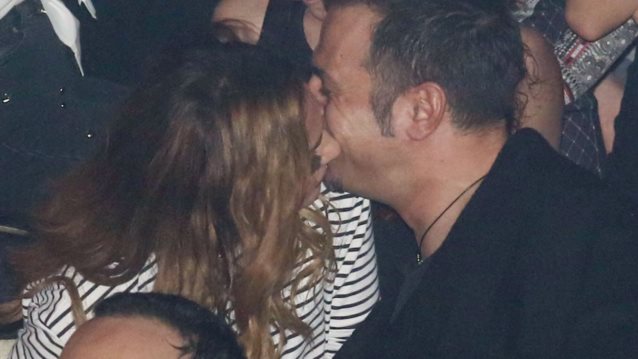 Δέσποινα Βανδή &amp; Ντέμης Νικολαΐδης: Ερωτευμένοι όπως την πρώτη μέρα: Τα καυτά φιλιά σε βραδινή τους έξοδο!