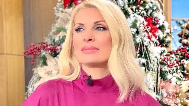 Ελένη Μενεγάκη: Μόλις φόρεσε το πιο έντονο χρώμα του φετινού χειμώνα
