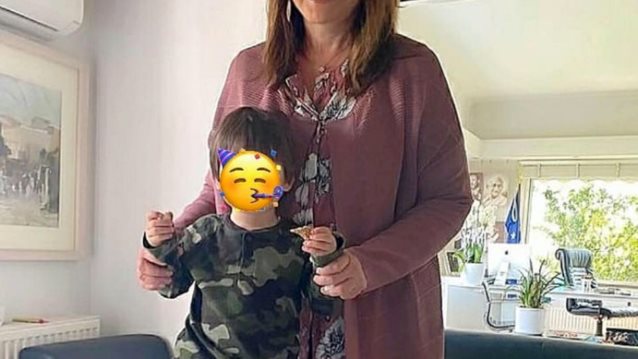 Ντόρα Μπακογιάννη : Τα γενέθλιά της, η φωτογραφία με τον εγγονό της και η έκπληξη από τους συνεργάτες της
