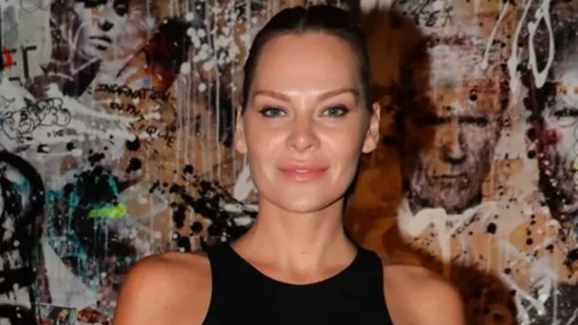 Η Υβόννη Μπόσνιακ δημιούργησε το ιδανικό look για το date night με τον σύντροφό σου