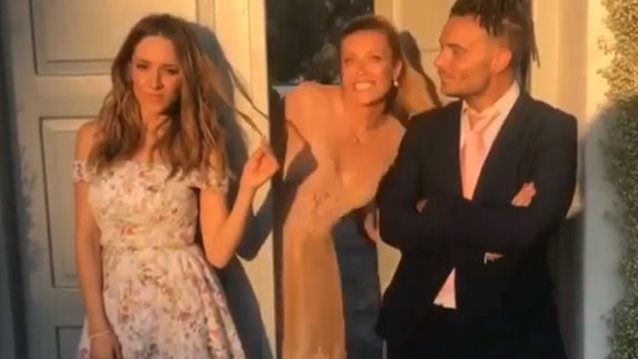 Καλομοίρα: Το δημόσιο «σ&#39;αγαπώ» στους κουμπάρους της: Video