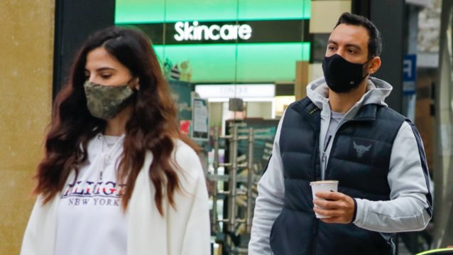 Η Χριστίνα Μπόμπα και ο Σάκης Τανιμανίδης σε σπάνια δημόσια εμφάνιση εν μέσω lockdown