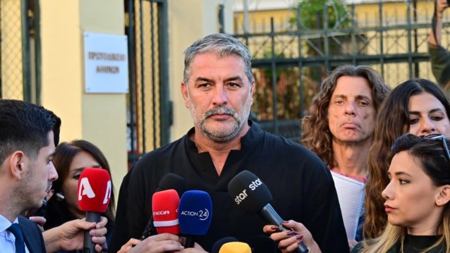 Το μήνυμα που έδειξε ο Βασίλης Μπισμπίκης στους δημοσιογράφους