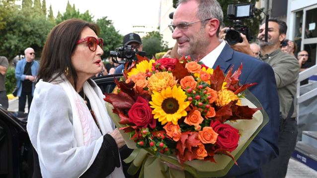 Όταν η Νάνα Μούσχουρη επέστρεψε στο στούντιο της ΕΡΤ