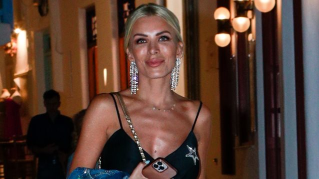 Η Κατερίνα Καινούργιου στα σοκάκια της Μυκόνου