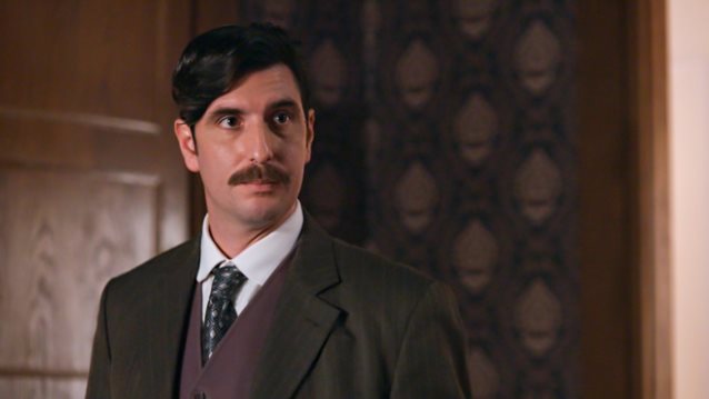 Δύο γυναίκες που γνωρίζουν την πραγματική ταυτότητα του Ρήγα εισβάλλουν στο "Grand Hotel"