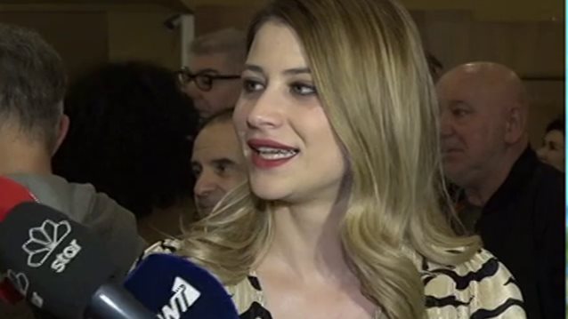 Εριέττα Μανούρη: Είναι ζευγάρι με τον Αναστάσιο Ροϊλό; Δείτε την αντίδρασή της στην ερώτηση του ρεπόρτερ