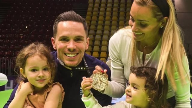 Στο πλοίο για Σύρο | Οι οικογενειακές φωτογραφίες του Λευτέρη Πετρούνια και της Βασιλικής Μιλλούση