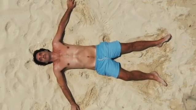 Χριστόφορος Παπακαλιάτης: Στους Αντίπαξους μόνο με το μαγιό του εμπνέεται από το "Call me by your name"