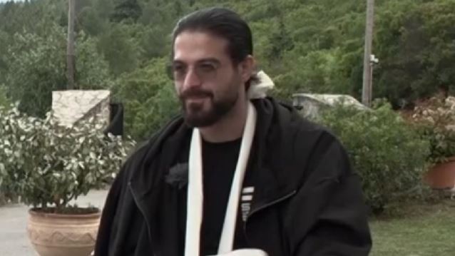 O εκνευρισμός του Άρη Μουγκοπέτρου για το σατιρικό σχόλιο του ανθρώπου που του έδωσε την κροτίδα