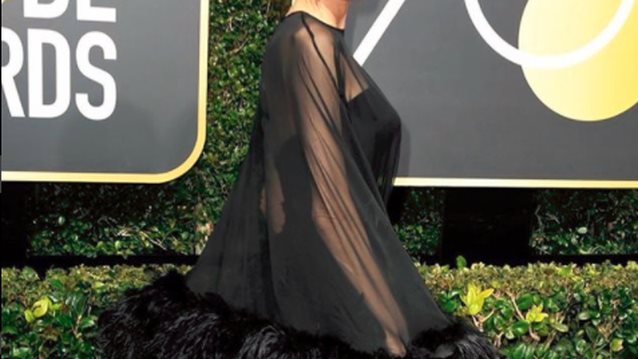 Angelina Jolie: Η εντυπωσιακή total black εμφάνιση στις Χρυσές Σφαίρες στο πλευρό του γιου της: Φωτογραφίες