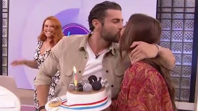 Γενέθλια για τον Κωνσταντίνο Βασάλο – Η έκπληξη της Ευρυδίκης Βαλαβάνη στο πλατό του &quot;Χαμογέλα και πάλι&quot;