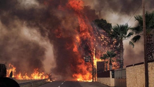 Μεγάλη φωτιά στη Βαρυμπόμπη: Καίνε σπίτια οι φλόγες - Εκλεισε πάλι η Εθνική Οδός - Εκκενώθηκαν και οι Θρακομακεδόνες