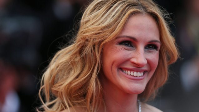 Julia Roberts 
: Το πουά σύνολο της ηθοποιού μάς θύμισε το «Pretty Woman»
