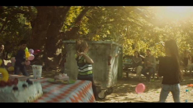 «Μπορούμε»: Το συγκινητικό βίντεο που σε κάνει να σκεφτείς πριν πετάξεις το φαγητό που περίσσεψε