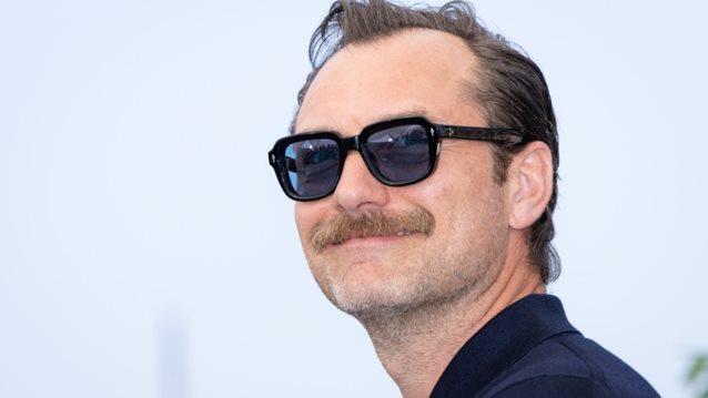 Ο Jude Law μόλις διέψευσε μια σημαντική θεωρία για τo The Holiday και γίνεται viral