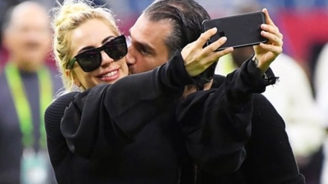 Lady Gaga : Επιβεβαίωσε τον αρραβώνα της με τον Christian Carino
