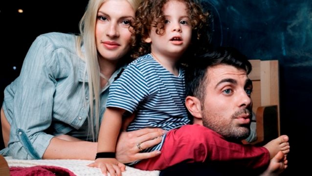 Στέλιος Χανταμπάκης: Δείτε τον γιο του να νανουρίζει τη νεογέννητη αδερφή του