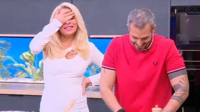 Video of the day | Η Ελένη Μενεγάκη κάνει σαρδάμ στον αέρα της εκπομπής της