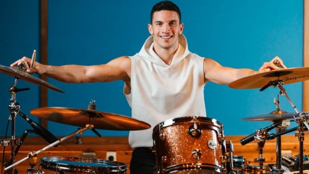 O Άγγελος Πεντάρης παρουσίασε το πρώτο του τραγούδι και το music video για το "Thank you"