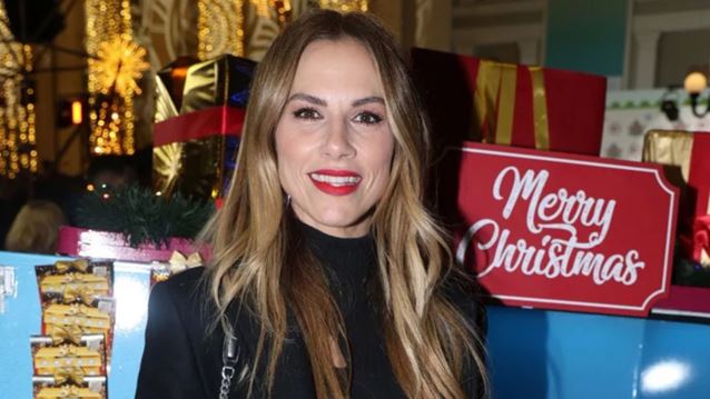 Ο Φίλιππος Πηλαδάκης στόλισε χριστουγεννιάτικα με την Ντορέττα Παπαδημητρίου &amp; είναι πιο ψηλός και από το δέντρο!